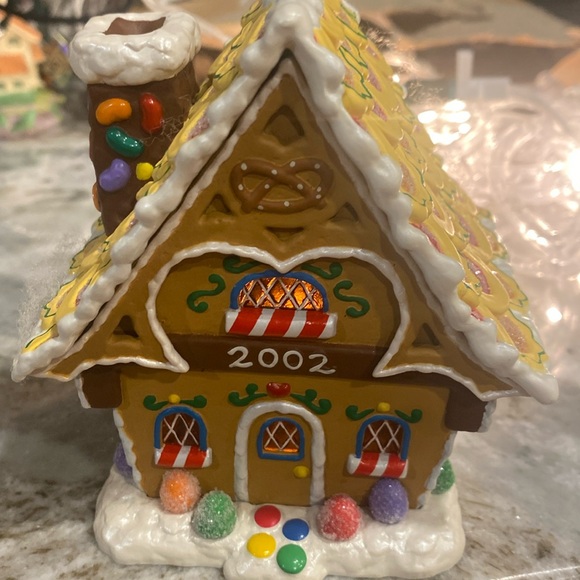 Hallmark Ornament: 2002 light up Gingerbread Cottage - Picture 1 of 13